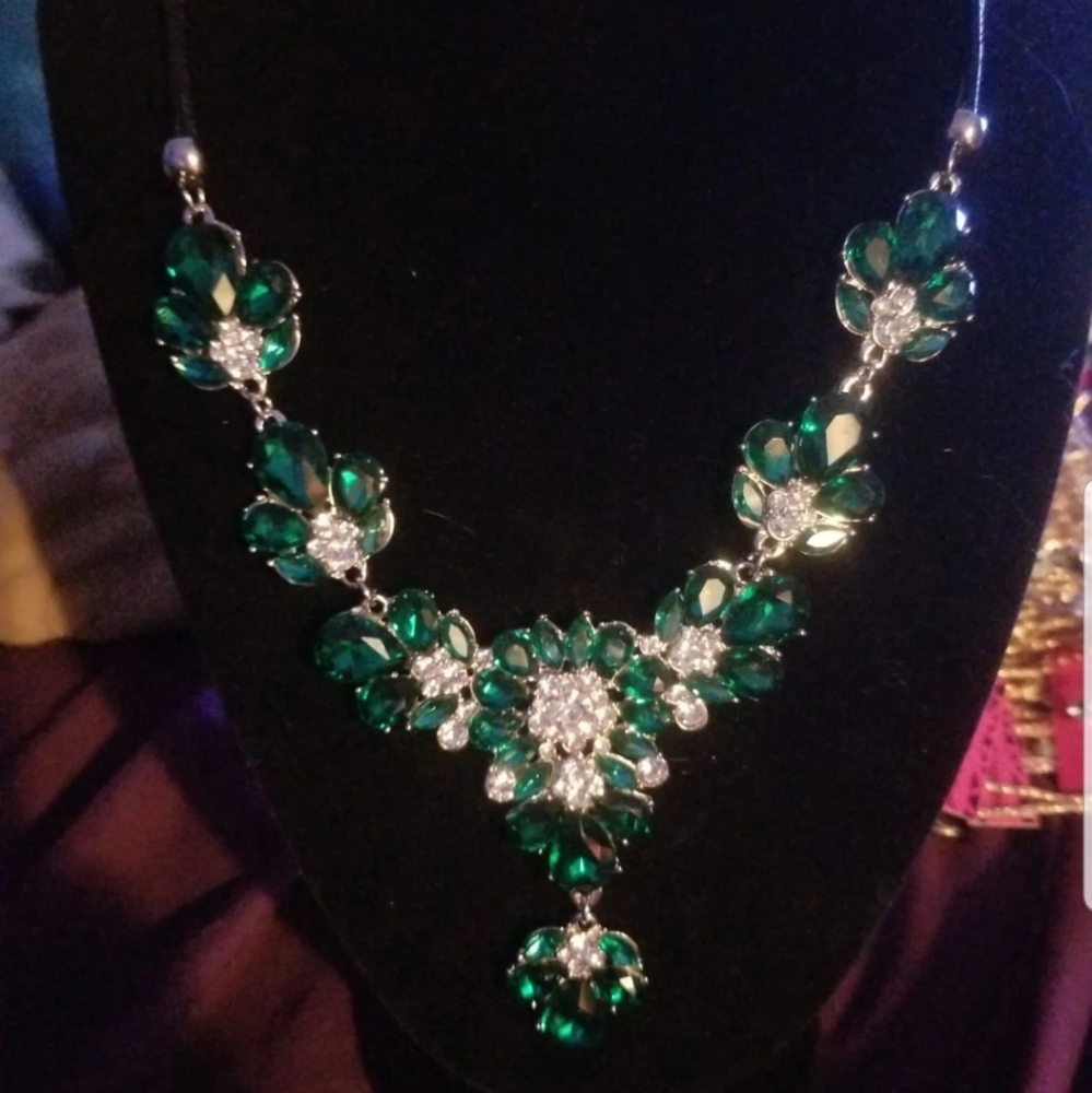 Green and silver gemstone choker necklace
